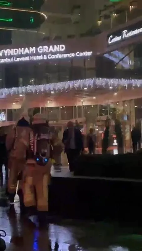 İstanbul Beşiktaş'ta AVM'de yangın (DHA)