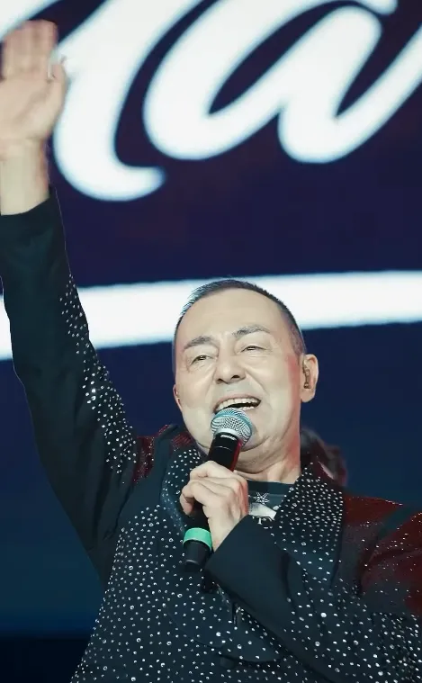 1785961682478.png İstanbul Festivali'nde Serdar Ortaç rüzgarı: 31 yıllık kariyerini sahneye taşıdı-4
