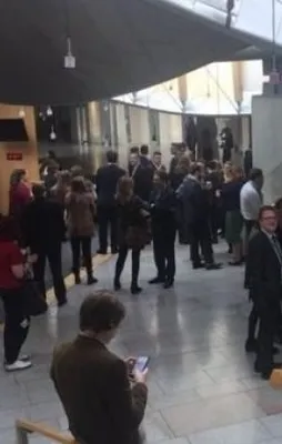 Terör alarmı! İskoç parlamentosu boşaltıldı!