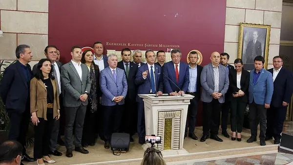 aymden-secim-kanunu-karari-chpnin-kiralik-vekil-rezilligi-tarihe-karisti-1664376513547.jpg DEVA Partisi Genel Başkanı Ali Babacan'ın gözü doymuyor! Grup kurmak için CHP'nin kapsını çalacak: 2 vekil daha verin-11