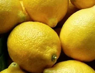 Limon dilimleriyle uyumanın faydalarını biliyor musunuz?