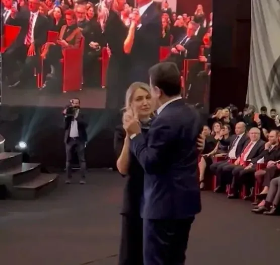 ekrem-imamoglunun-ataturku-anma-gecesinde-dansi-fondas-medyayi-sessizlige-gomdu-bulent-turandan-tepki-isyanim-1668183963634.jpg 'Ekrem İmamoğlu'nun 'Atatürk'ü Anma Gecesi'nde dansı fondaş medyayı sessizliğe gömdü! Bülent Turan'dan tepki: İsyanım var-2
