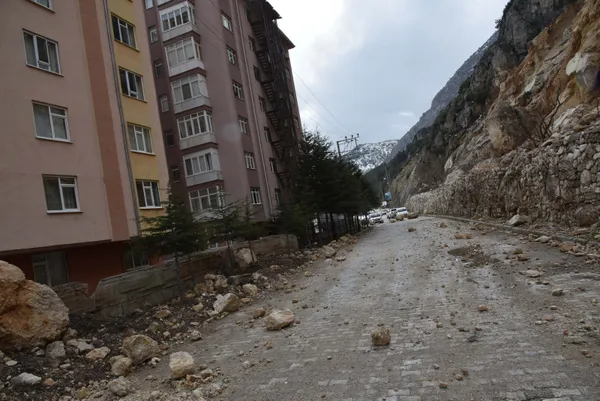 isparta-egirdirde-14-blok-210-dairede-oturanlar-korku-icinde-heyelan-tehlikesi-altinda-yasiyorlar-1645776926466.jpg Isparta Eğirdir'de 14 blok 210 dairede oturanlar korku içinde! Heyelan tehlikesi altında yaşıyorlar-7