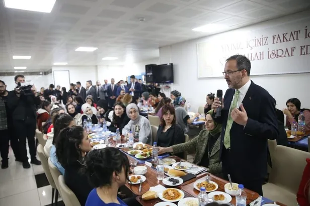genclik-ve-spor-bakani-mehmet-muharrem-kasapoglu-tuncelide-ogrencilerle-iftar-yapti-1650053964958.jpeg