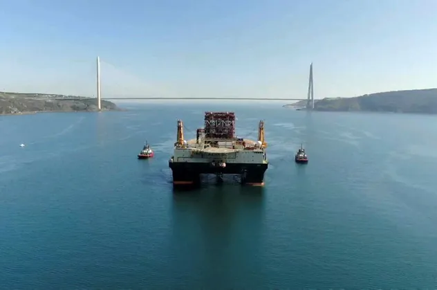 İstanbul Boğazı'nda alarm! Dev petrol arama gemisi...