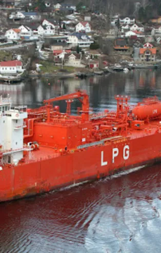 Dev LPG tankeri İstanbul Boğazı'ndan geçti