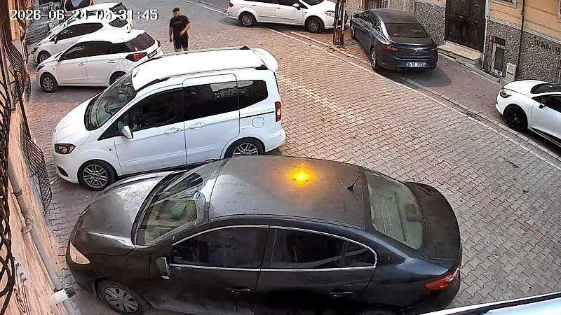 esenyurttaki-kanli-pusunun-goruntuleri-ortaya-cikti-1782393785993.jpeg Esenyurt'ta ölümlü pusu kamerada: Aracına binerken kurşun yağdırdılar-2