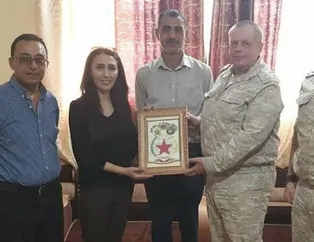 Rus askeri heyeti PYD’li teröristlere plaket verdi!