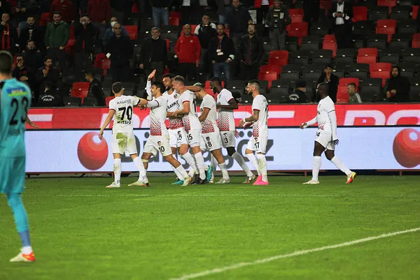 gaziantep-fk-2-0-kasimpasa-mac-erken-bitince-futbolcular-soyunma-odasindan-cagrildi-1636142003720.jpg