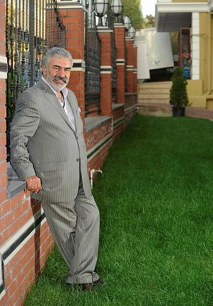 maden-suyu-elinden-dusmuyordu-kurtlar-vadisinin-seyfo-dayisi-nihat-nikerel-hakkindaki-o-gercek-saskina-cevirdi-1621453986429.jpeg Bir dönem fenomendi! Kurtlar Vadisi'nin 'Seyfo Dayı'sı Nihat Nikerel hakkındaki o gerçek hayrete düşürdü-2