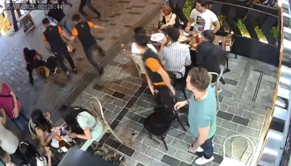 istanbul-taksimde-meydan-kavgasi-restoran-calisanlari-yan-masada-oturan-3-kadina-laf-atan-2-yabanci-uyrukluyu-tekme-tokat-dovdu-1627281548582.jpg