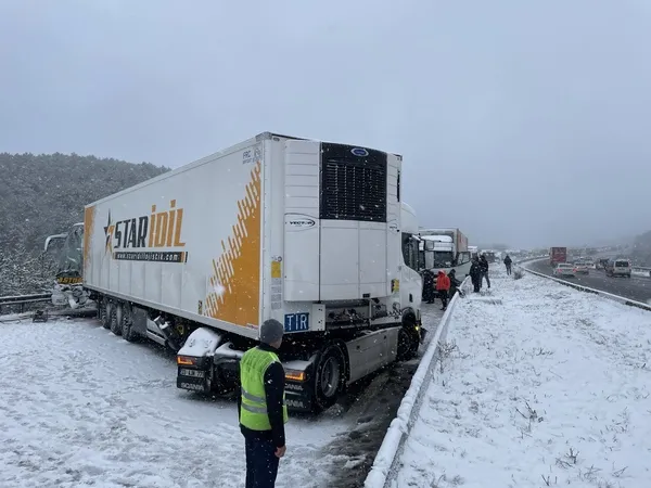 Anadolu Otoyolu'nda zincirleme kaza: 5 yaralı! İstanbul yönünde trafik durdu-6