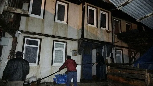 kastamonuda-iki-katli-ahsap-evde-cikan-yangin-bitisigindeki-ahira-sicradi-1640398840218.jpeg