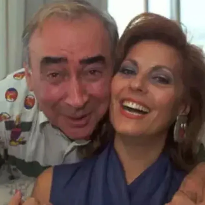 8-yillik-evlilik-kibar-feyzonun-maho-agasi-sener-senin-eski-esi-bakin-hangi-unlu-oyuncu-cikti-meger-kari-koca-1724235179495.jpg Kibar Feyzo’nun Maho Ağa’sı Şener Şen’in eski eşi bakın hangi ünlü oyuncu çıktı! 8 yıllık evlilik! Meğer karı-koca aynı filmdeymiş!-13