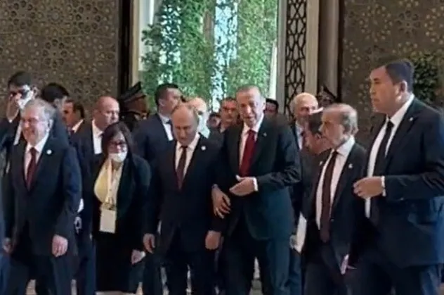 Başkan Erdoğan ve Vladimir Putin'in kol kola toplantıya gitmesi sosyal medyada gündem oldu