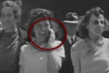Fotoğraftaki kadın 1938 yılında telefonla mı konuşuyor?