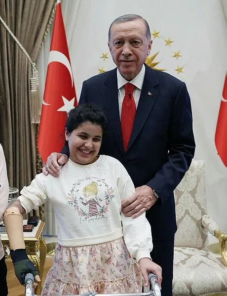baskan-erdogan-filistinli-kardesler-rahaf-ve-muhammed-halili-kabul-etti-gazzede-yaralandiktan-sonra-turkiye-de-1674740228588.jpeg