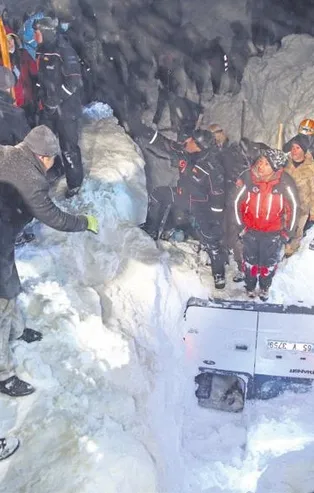 Van’da yolcu minibüsü çığ altında kaldı: 4 ölü