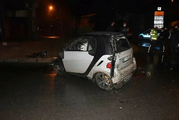 1612060637198.jpg İzmir'de korkunç kaza! Araç hurdaya döndü yaralılar var-1