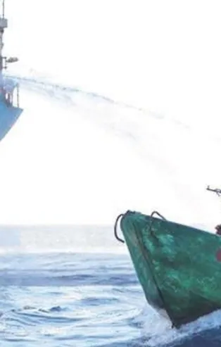 Haydutlar balıkçı gibi geldi: Türk gemisine yapılan baskının görüntüleri ortaya çıktı