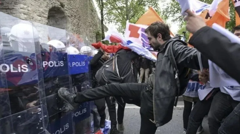 Basel isimli CHP'li trol Bekir Aslan polise tekme attı! Saraçhane'deki 1 Mayıs vandalizminde DHKP-C izi: 217 gözaltıdan 182'si serbest-3