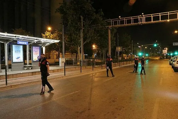 izmirde-sokaga-cikma-kisitlamasina-uymayan-863-kisiye-1-milyon-847-bin-926-lira-ceza-kesildi-1590358656928.jpeg İzmir'de sokağa çıkma kısıtlamasına uymayan 863 kişiye 1 milyon 847 bin 926 lira ceza kesildi-3