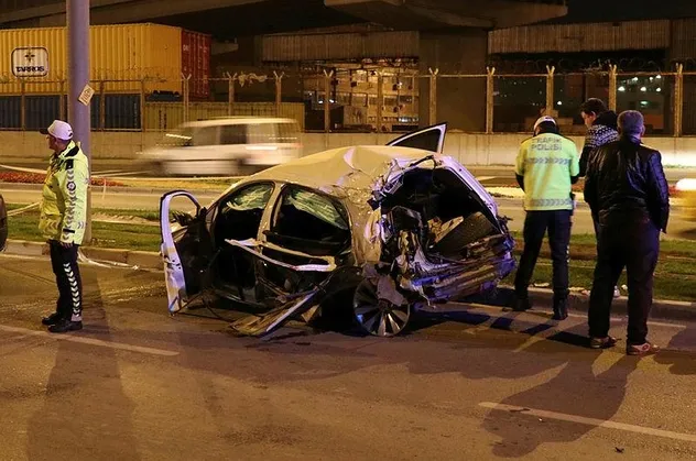 Son dakika: İzmir'de trafik kazası: Yaralılar var