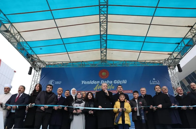 Başka Recep Tayyip Erdoğan, Malatya'nın Yeşilyurt ilçesindeki Merkez Kapalı Spor Salonu yanında düzenlenen ʺ201 Bininci Konut Anahtar Teslimi, Kura Çekimi, Malatya Çevre Yolu ve Yapımı Tamamlanan Projelerin Açılış Töreniʺne katılarak konuşma yaptı. Erdoğan'a Çevre, Şehircilik ve İklim Değişikliği Bakanı Murat Kurum eşlik etti. (Takvim.com.tr)