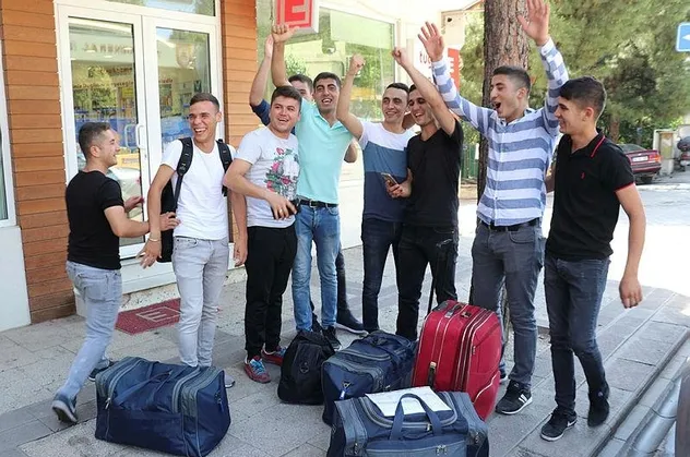 Kışlalarda erken terhis sevinci! Arkadaşları ve komutanları ile vedalaşıp evlerinin yolunu tuttular...