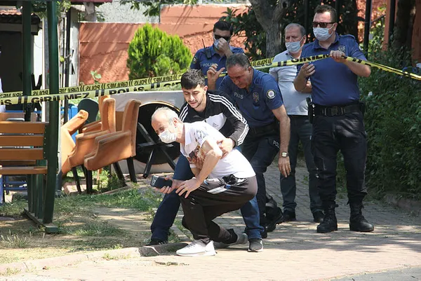 istanbulun-eyupsultani-cinayetle-sarsildi-1591875940276.jpg İstanbul'un Eyüpsultan'ı cinayetle sarsıldı! Baba olay yerine geldiğinde sinir krizi geçirdi-6