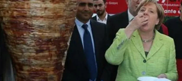'Türk oyu' korkusu Merkel'e Türkçe konuşturdu