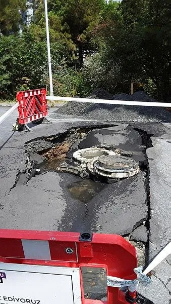 Son dakika: Beşiktaş’ta yol çöktü! Yoldan geçen araç çukura düştü-1