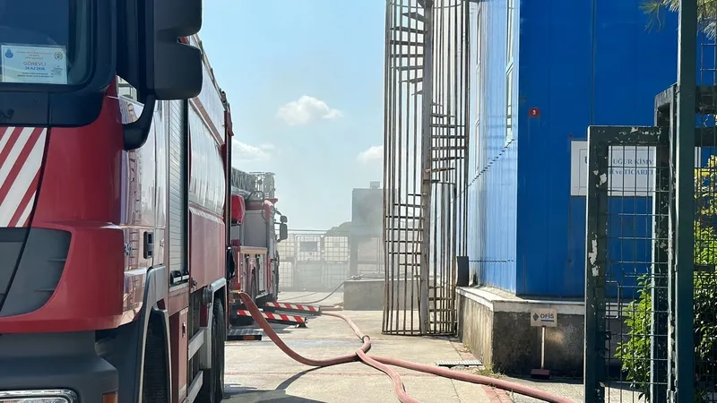 Arnavutköy'de fabrika yangını! İşçiler kıl payı kurtuldu-3