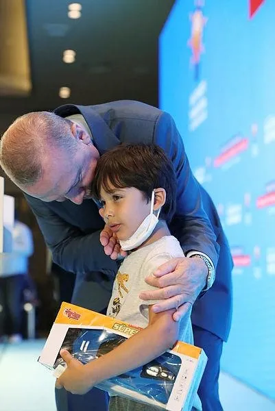 baskan-recep-tayyip-erdogana-sakaryada-sevgi-seli-gencler-bir-sarkisin-sen-sarkisiyla-surpriz-yapti-1625241343538.jpeg Başkan Recep Tayyip Erdoğan'a Sakarya'da sevgi seli: "Bir şarkısın sen ömür boyu sürecek"-2