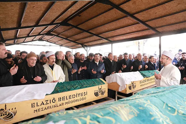 ayni-tabuta-kondular-elazigdaki-depremde-hayatini-kaybedenlere-veda-toreni-1580038008335.jpg Aynı tabuta kondular! Elazığ'daki depremde hayatını kaybedenlere veda töreni-1
