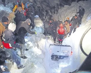 Van’da yolcu minibüsü çığ altında kaldı: 4 ölü