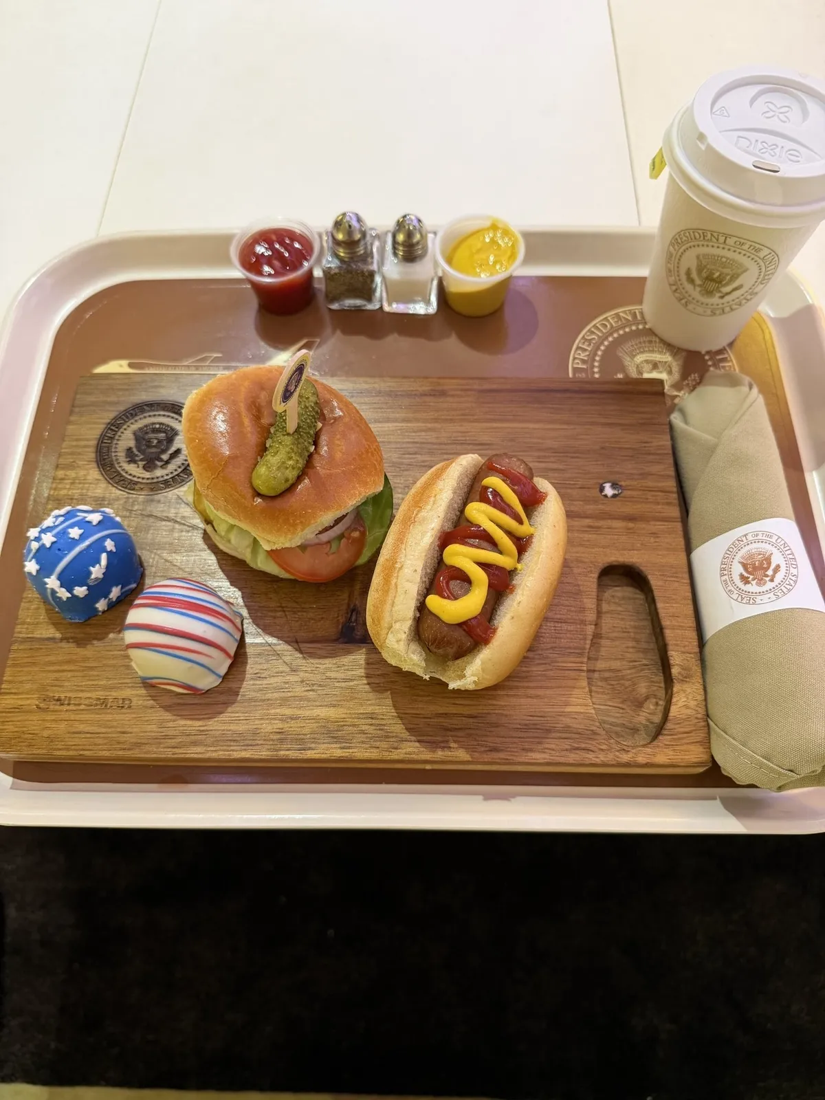 trumpin-turkiye-yolunda-fast-food-menusu-o-eksik-detay-dikkat-cekti-1783438142115.jpeg Trump'ın Türkiye yolundaki fast food menüsü: O eksik detay dikkat çekti-3