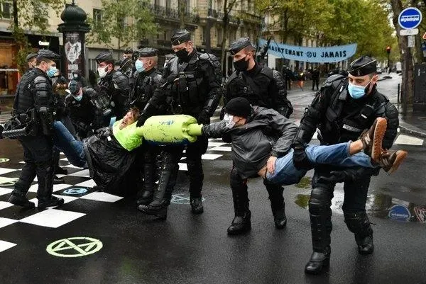 fransanin-baskenti-pariste-macron-karsiti-protestolar-macron-senden-tum-kalbimle-nefret-ediyorum-1602958153391.jpeg