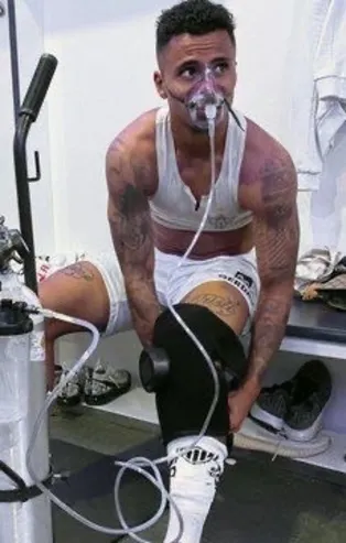 Oksijen tüpüyle maça çıktılar