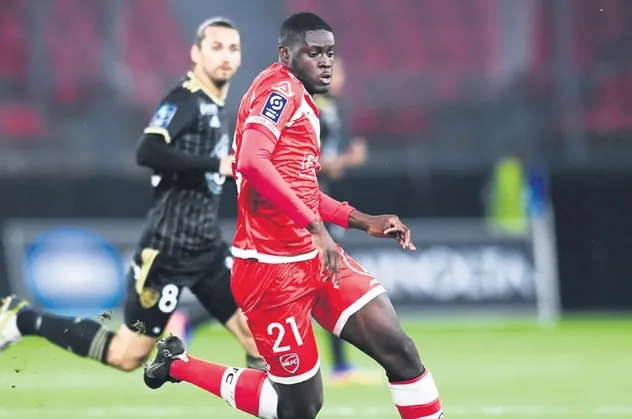 Kadrosuna bir 6 numara transfer etmek isteyen Siyah-Beyazlılar bu mevki için 2 isimle ilgileniyor