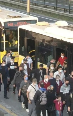 İstanbul'da metrobüsler yine tıklım tıklım! Sosyal mesafe yol sayıldı