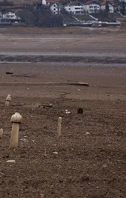 Sular çekilince tarihi mezarlar ortaya çıktı