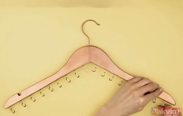 Ardından askılığın alt kısmına ufak kancalardan monte edin.