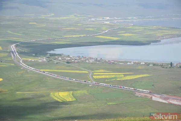 Gürcistan sınırında 16 kilometre uzunluğunda TIR kuyruğu oluştu! 3 günde sadece 3 kilometre ilerleyebiliyorlar - 9