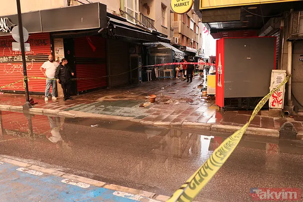 İzmir'de kent merkezi sularla doldu: Ağaçlar devrildi, araçlar gidemedi | Sokakta 2 kişi elektrik akımına kapılarak hayatını kaybetti - 9