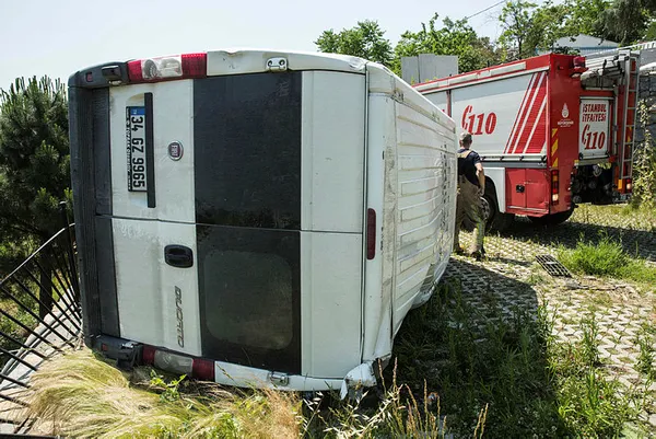 1591608826144.jpg İstanbul'da akılalmaz kaza! 5 metre yüksekten düştü-1
