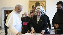 Emine Erdoğan’dan Papaya Gazze çağrısı: Daha güçlü bir duruş sergilenmeli | Papa’dan Türkiye vurgusu