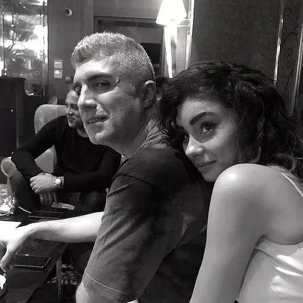 samar-dadgar-ile-evlenen-ozcan-deniz-istenmeyen-gelin-iddiasina-ilk-kez-yanit-verdi-ailevi-sorunlarimiz-1674856149586.jpeg Samar Dadgar ile evlenen Özcan Deniz istenmeyen gelin iddiasına ilk kez yanıt verdi! “Ailevi sorunlarımız...”-4