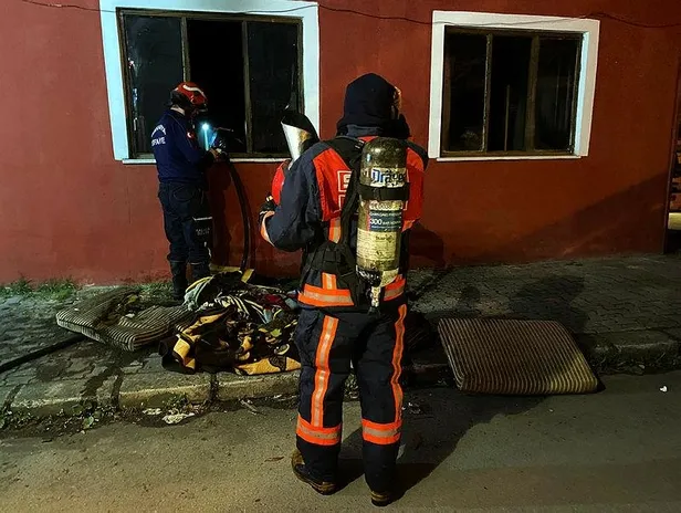 Sakarya’nın Adapazarı ilçesinde korkutan yangın: Sokağa çıkma kısıtlamasında evsiz kaldılar-3