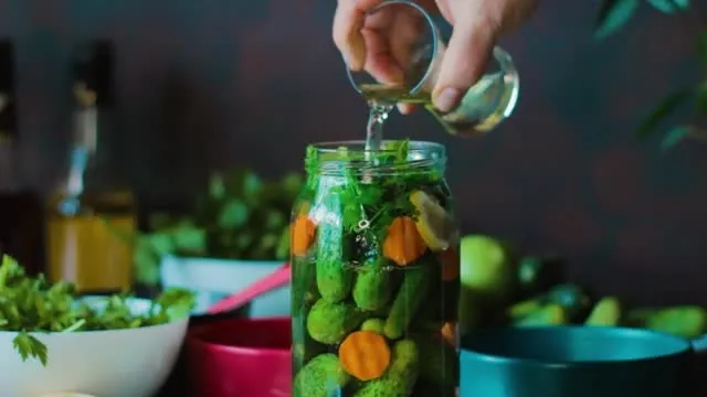 1-avuc-koymak-yeterli-40-yillik-ev-hanimlari-kiskancliktan-catlayacak-somer-seften-yumusamayan-citir-tursu-tar-1701106991668.jpg Ünlü Şef Somer Sivrioğlu öyle bir sır verdi ki... 40 yıllık ev hanımları kıskançlıktan çatlayacak!-6